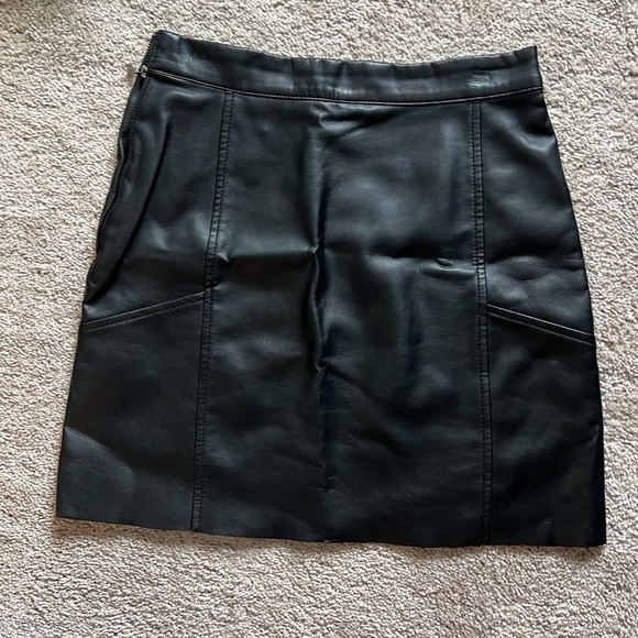 H&M Mini Black Faux Leather Skirt - Picture 2 of 2
